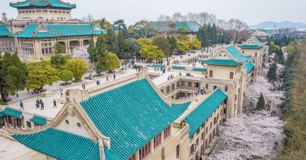 Suasana kampus Wuhan University
