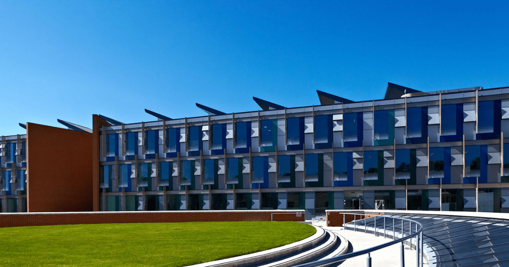 Ilustrasi kuliah S1 di University of Sussex dengan beasiswa Sussex Chancellor’s International Scholarship