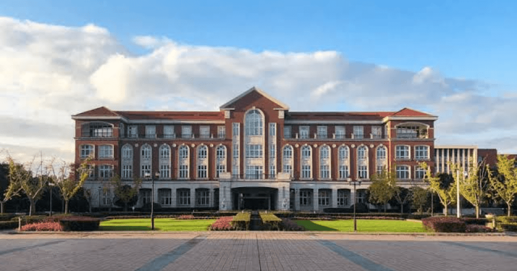 Suasana kampus Shanghai Jiao Tong University
