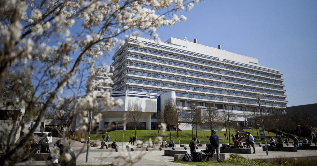 Bangunan University of Stuttgart yang dengan arsitektur kampus modern di lingkungan universitas.