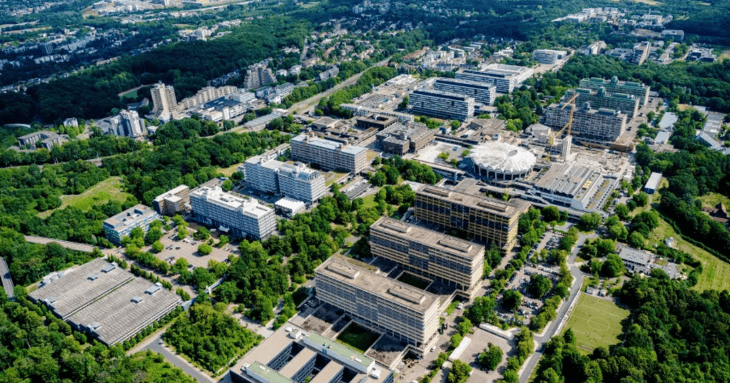 Suasana kampus Ruhr University Bochum dengan deretan gedung modern dan area terbuka di sekitarnya pada siang hari.