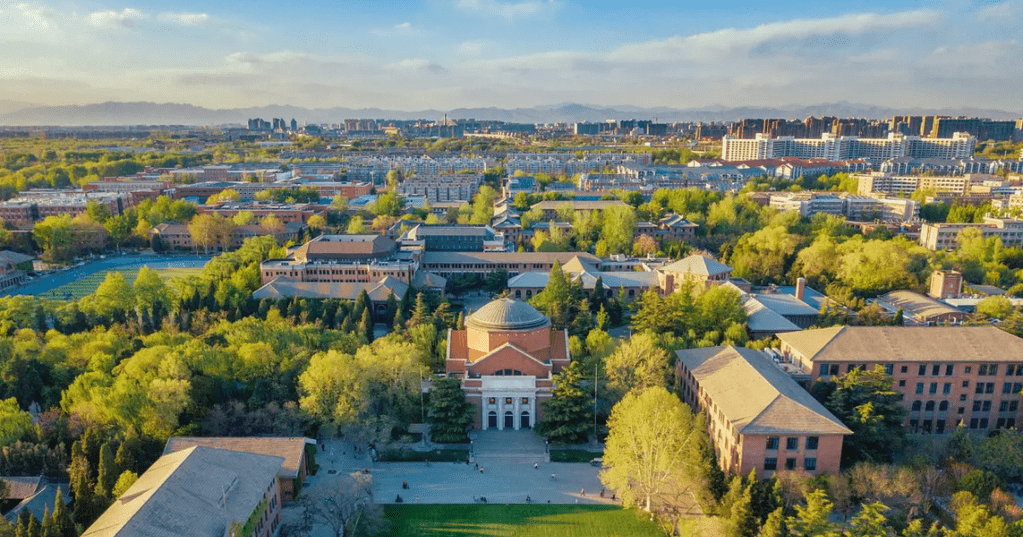Bangunan kampus Tsinghua University di Beijing berdiri di kawasan universitas yang berada di ibu kota Tiongkok.