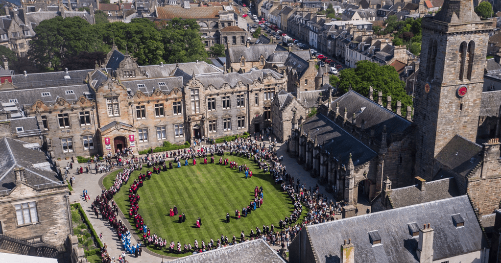 Ilustrasi kuliah S1 di University of St Andrews dengan beasiswa St Andrews International Excellence Scholarship