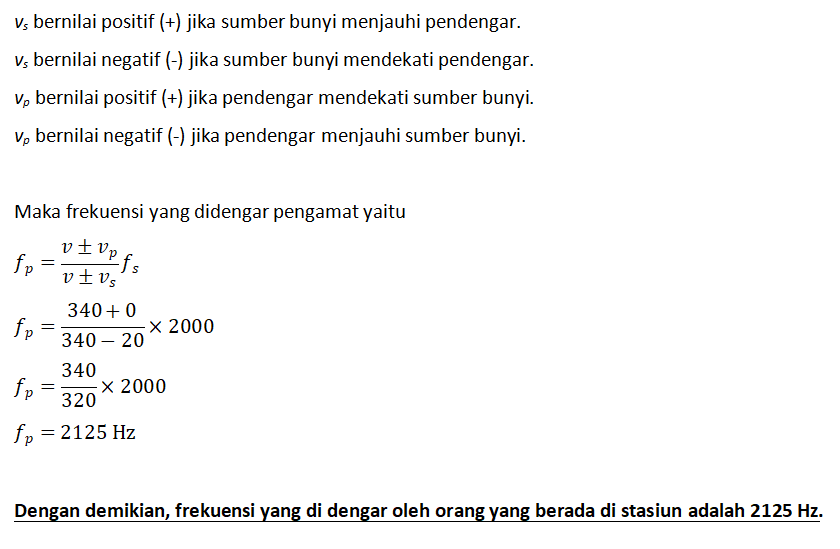 Sebuah Kereta Api Bergerak Mendekati Stasiun Denga